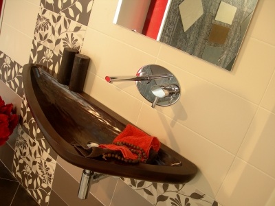 http://www.room-color-schemes.com/images/bathroom-ivory-brown-red.jpg